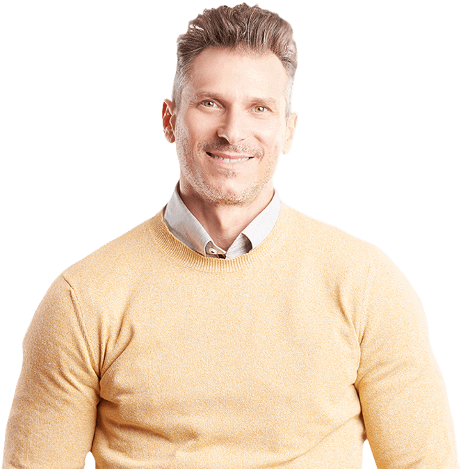 Hombre adulto sonriente con suéter amarillo — Virex recupera el vigor masculino y la confianza después de los 40